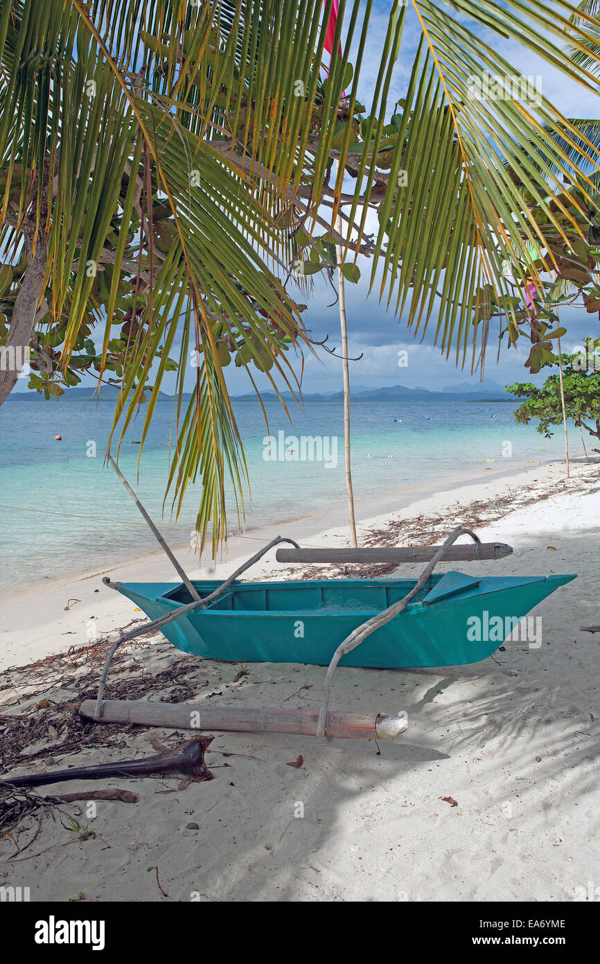 Bateau ponton bleu est situé sur une plage de sable blanc sur l'île de Pandan, Palawan, Philippines, un endroit de vacances touristiques populaires. Banque D'Images