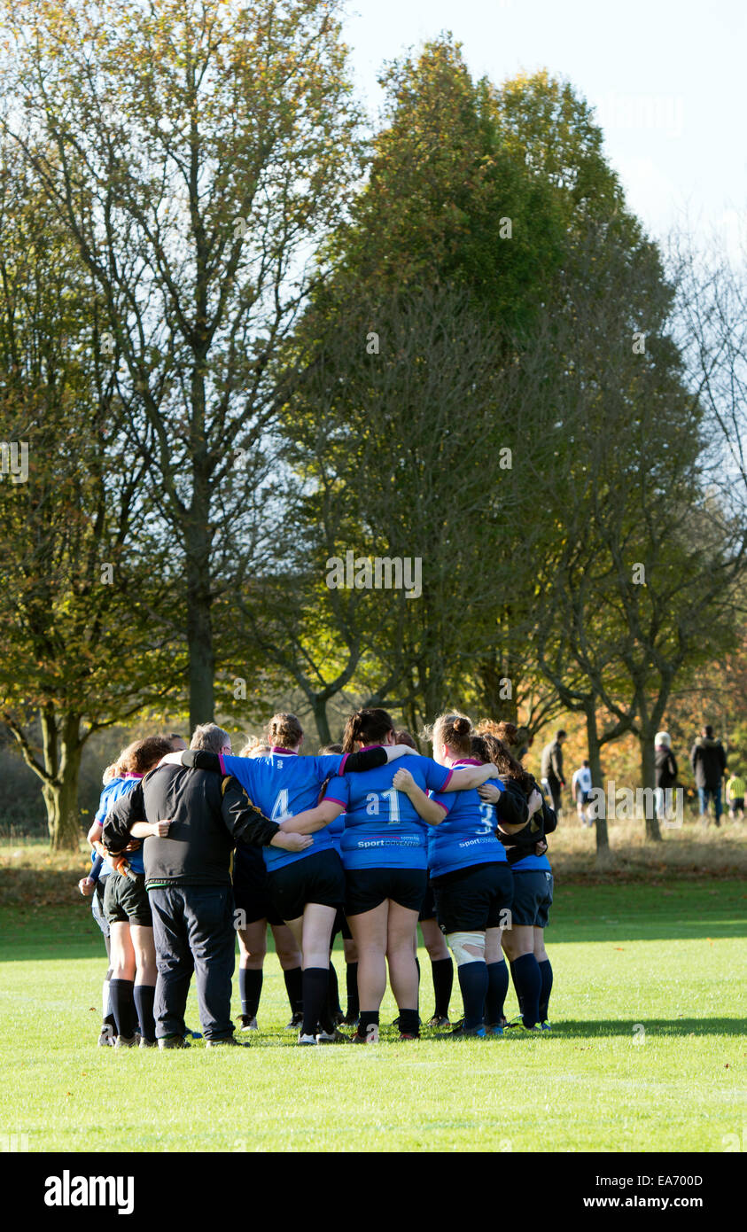 Le sport universitaire, Women's Rugby Union, au Royaume-Uni. Un groupe huddle. Banque D'Images