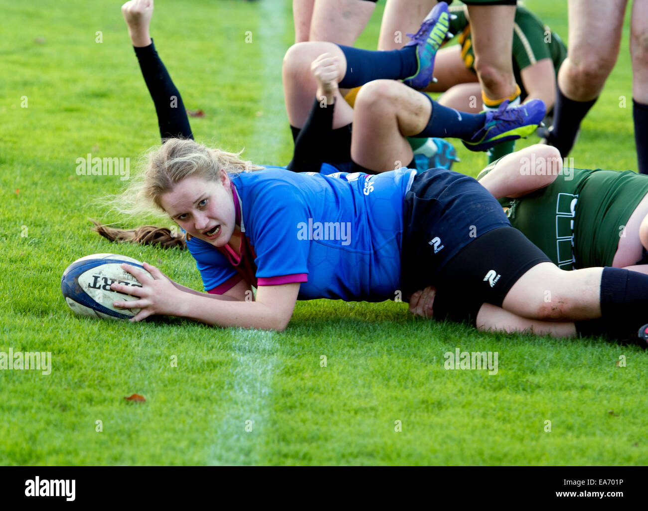 Le sport universitaire, Women's Rugby Union, au Royaume-Uni. Un joueur qui compte essayer. Banque D'Images