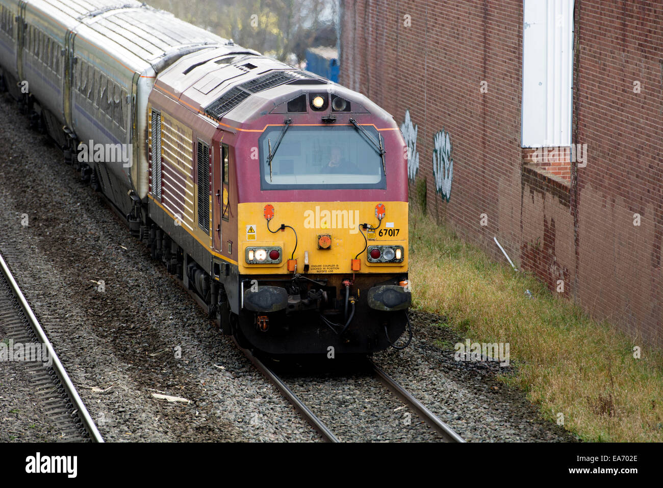 Une locomotive diesel de la classe 67 en tirant une ligne principale Chiltern Railways service à Warwick, Royaume-Uni Banque D'Images