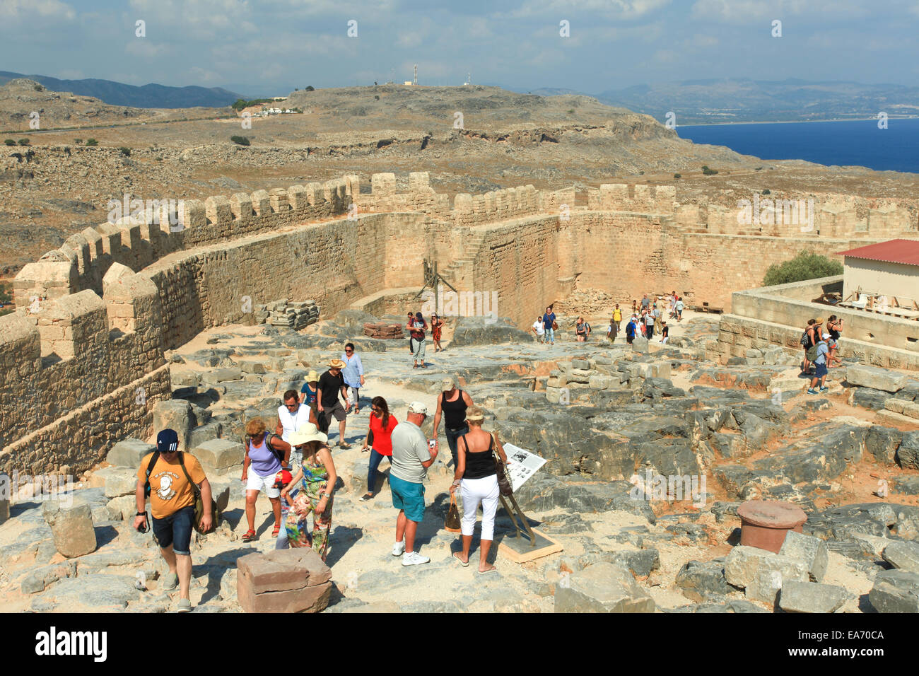 Les touristes en haut de l'ancienne Acropole de Lindos, ruines d'une citadelle naturelle qui a été fortifiée successivement par les Grecs, les Rom Banque D'Images