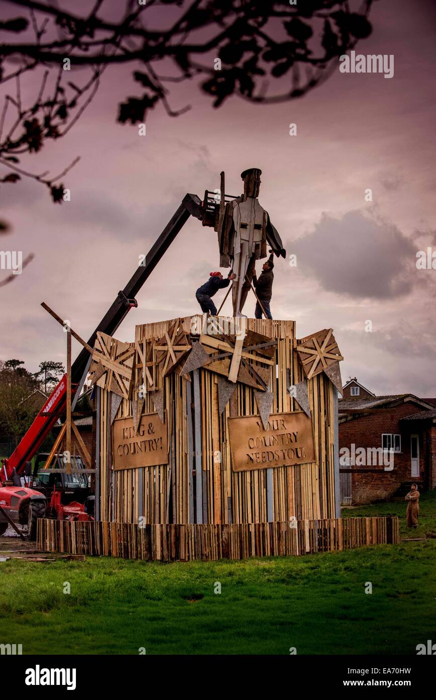 Lewes, UK. 07Th Nov, 2014. La sculpture d'un feu pour l'Hoathly 90e souvenir Bonfire Night est presque terminée. Des centaines de spectateurs sont attendus à bordent les rues du petit village de East Sussex de l'Est Hoathly près de Lewes, UK, pour regarder le feu embrase bannières réalisées comme un acte de souvenir, en route vers une immense sculpture de bois et feu d'artifice. Keith Pettit et Mike Brown, fixer le premier soldat en position - La sculpture va représenter deux des villageois de quitter le village au début de la PREMIÈRE GUERRE MONDIALE. Crédit : Jim Holden/Alamy Live News Banque D'Images