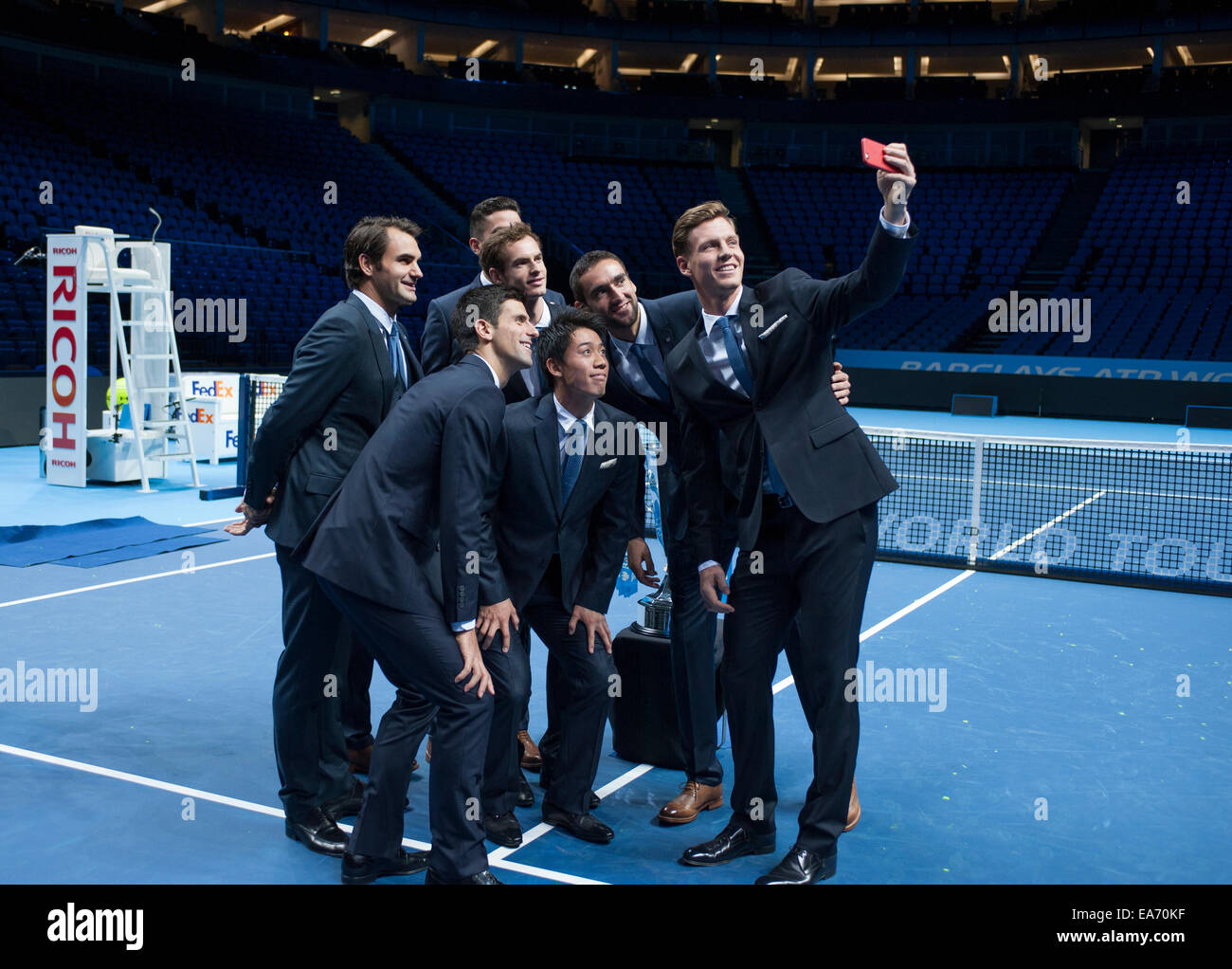 O2 Arena, London, UK. 7 novembre, 2014. Sixième année consécutive de la prestigieuse finale ATP à Londres huit joueurs dans le monde posent en groupe prise par selfies Tomas Berdych. Credit : Malcolm Park editorial/Alamy Live News Banque D'Images