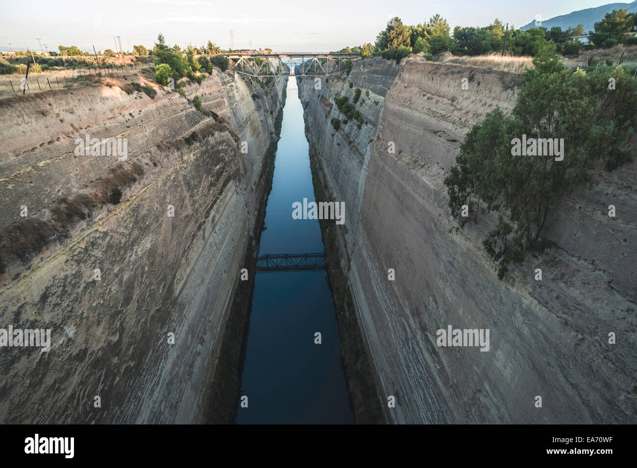 Canal pour le passage de bateaux à Corinthe, Grèce Banque D'Images