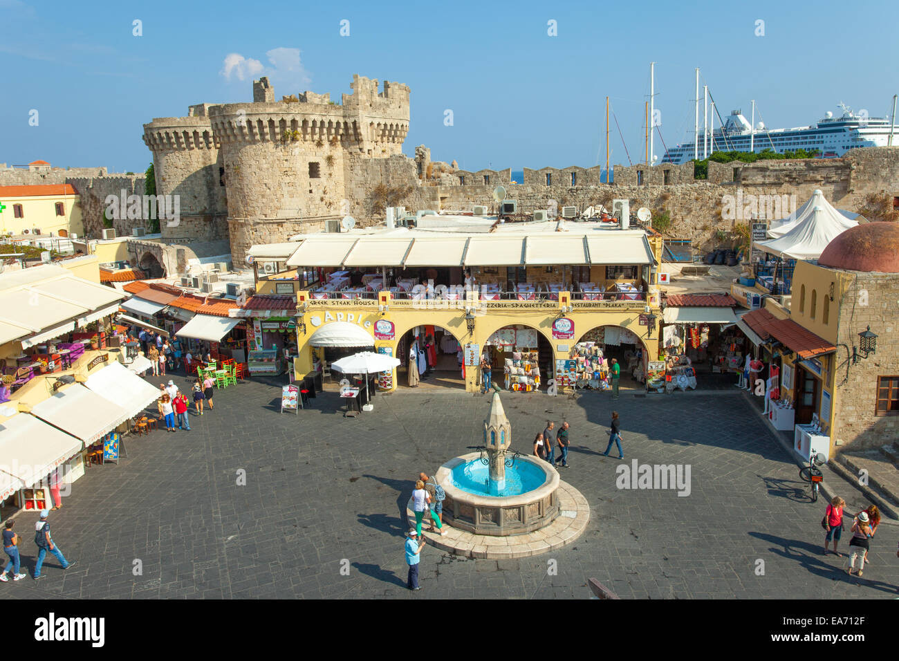 Vue sur le centre de la vieille ville de Rhodes place avec restaurants et de la fontaine Banque D'Images