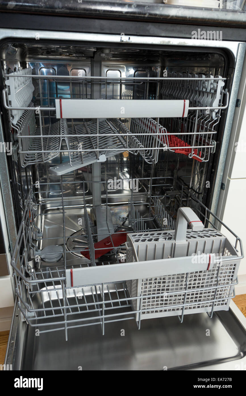 Ouvrir, vider et nettoyer un lave-vaisselle dans la cuisine Photo Stock -  Alamy