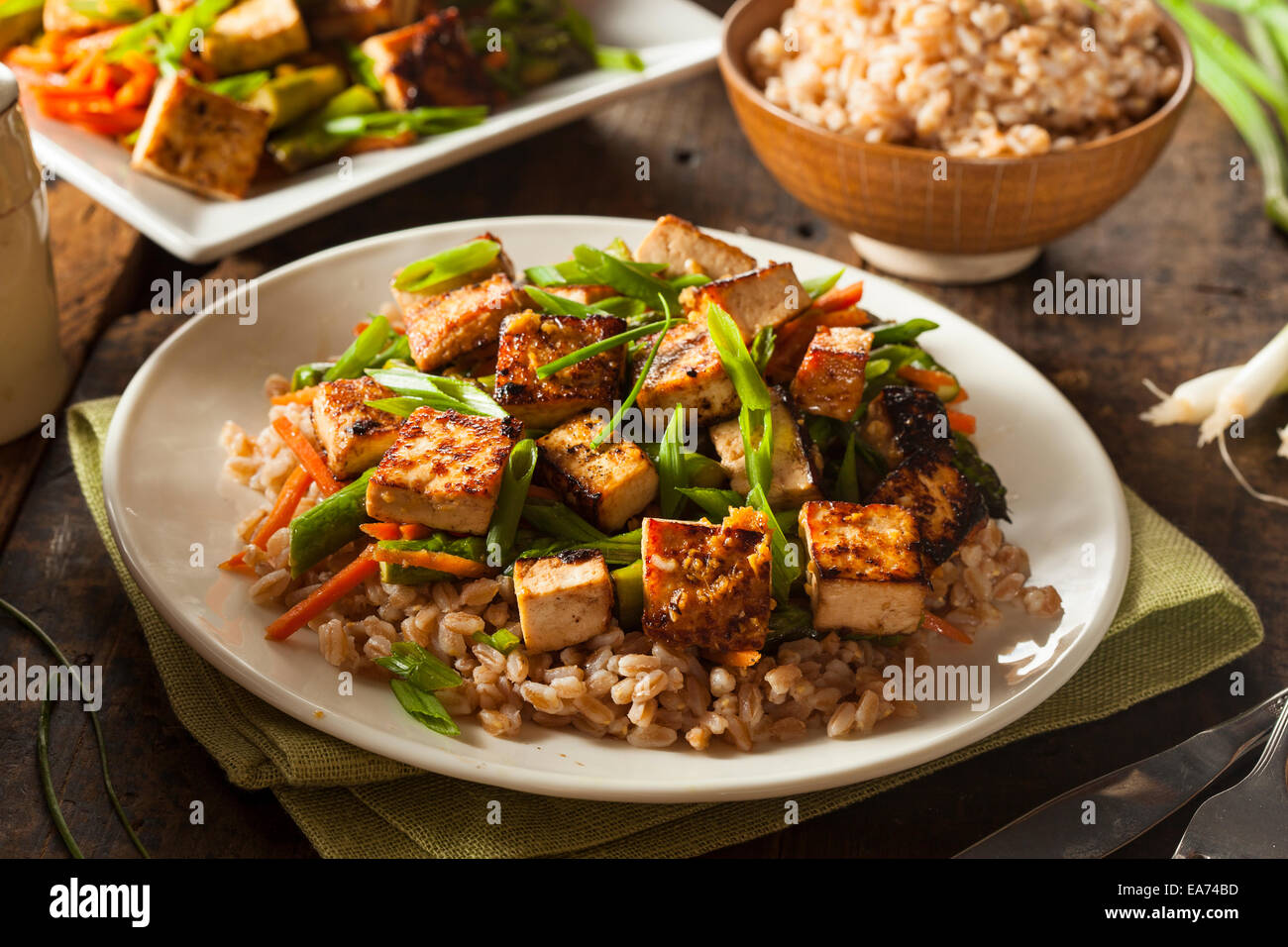 Sauté de tofu fait maison avec légumes et riz Banque D'Images