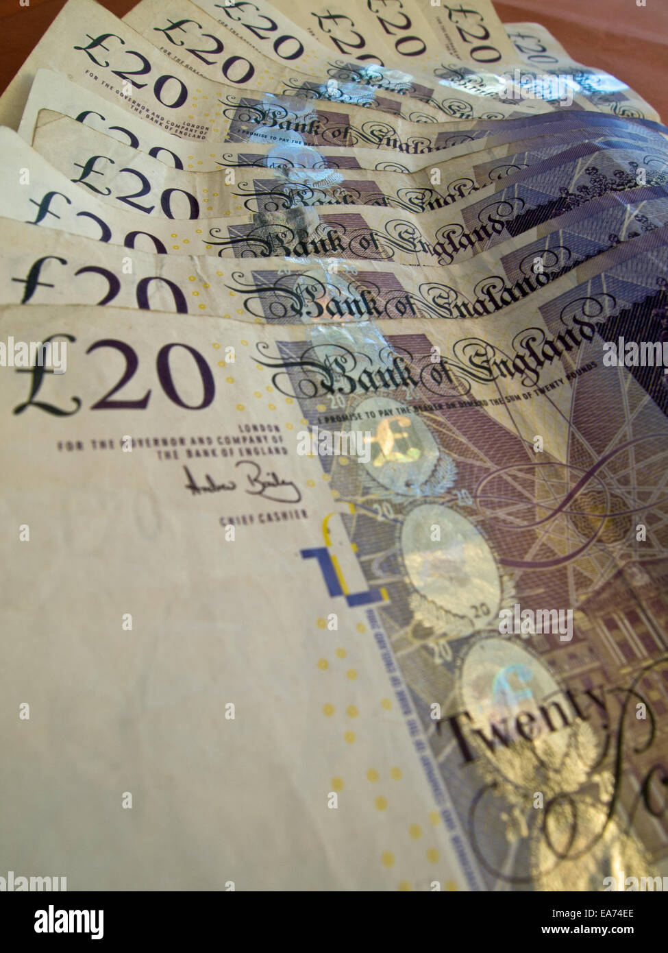 Les billets de 20 livres UK sur la table Banque D'Images