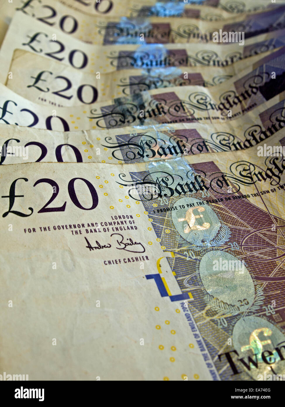 Les billets de 20 livres UK sur la table Banque D'Images