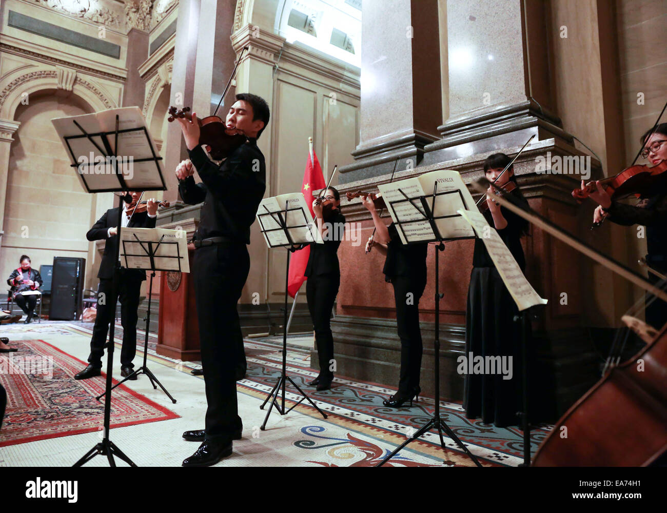 Philadelphie, USA. Nov 6, 2014. Musiciens avec la China National Centre for the Performing Arts Orchestra effectuer un quatuor à l'Hôtel de ville de Philadelphie, aux États-Unis, le 6 novembre, 2014. La China National Centre for the Performing Arts Orchestra a donné un concert à Philadelphie le Jeudi, dans le cadre de l'orchestre de voyage de 12 jours à sept villes en Amérique du Nord. Credit : Liang Menglong/Xinhua/Alamy Live News Banque D'Images