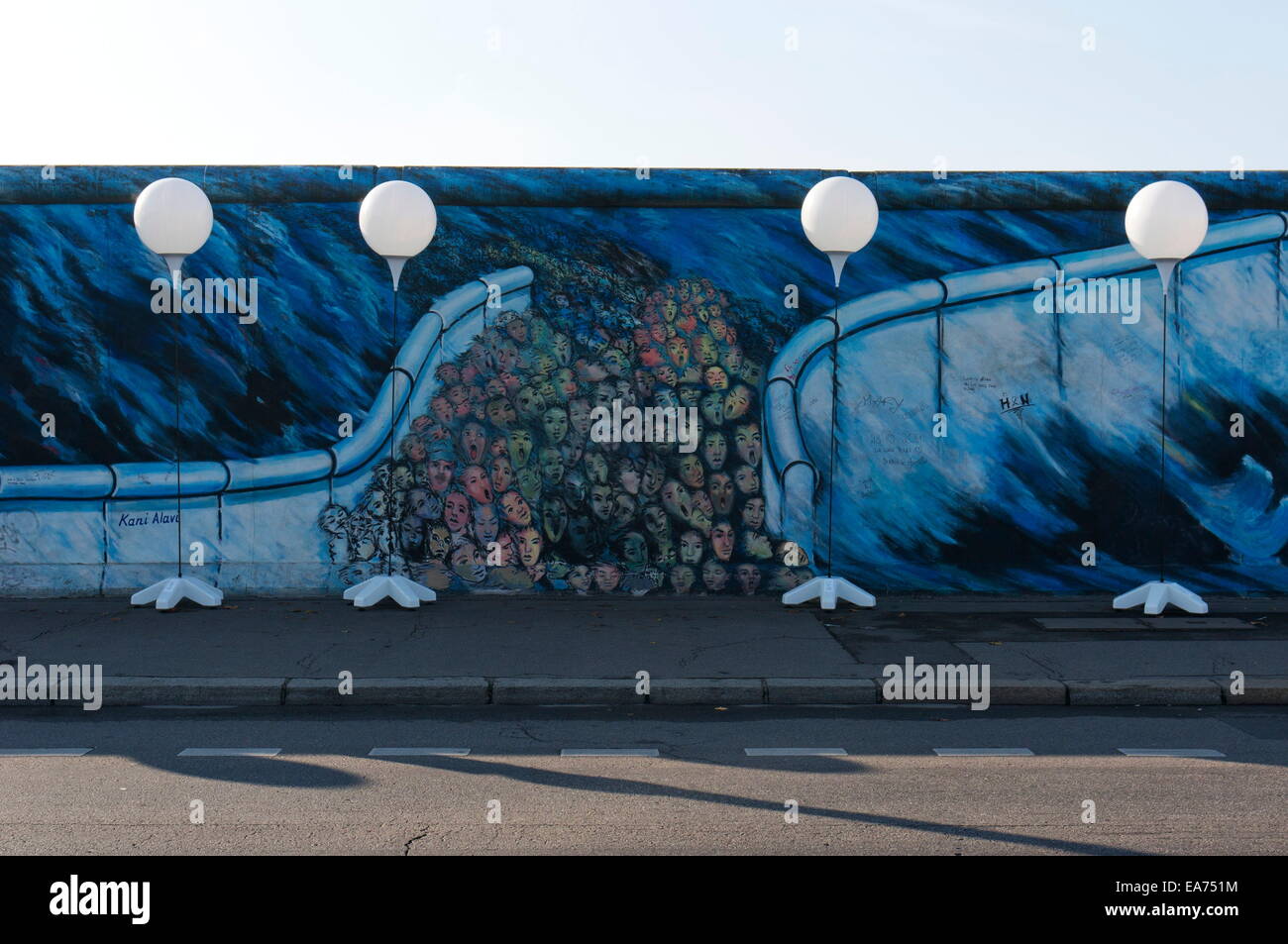 Berlin, Allemagne. Nov 7, 2014. La "lumière" de la frontière s'étend le long de la East Side Gallery, un espace d'art en plein air et le plus long tronçon restant du mur de Berlin. Pour le 25e anniversaire de la chute du Mur de Berlin, des milliers de ballons blanc retracer le chemin du mur de Berlin à 15.3km au coeur de la ville. L 'Lichtgrenze' ou 'Light' à la frontière est une installation temporaire et restera du 7 au 9 novembre. Au cours d'une cérémonie peu avant 7h, le 9 novembre, les ballons seront libérés dans le ciel nocturne. © Harald Franzen/ZUMA/Alamy Fil Live News Banque D'Images