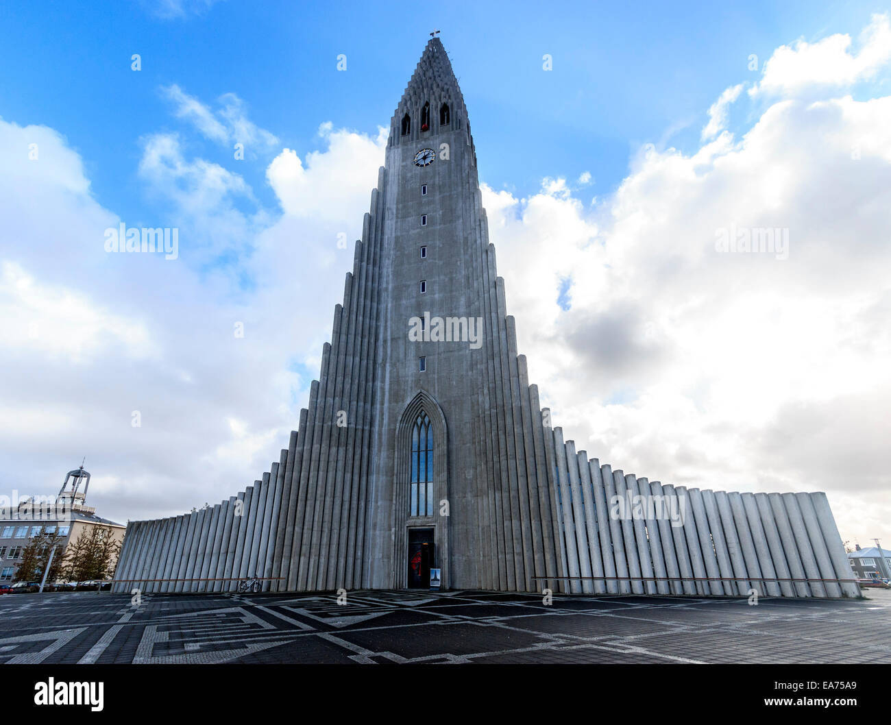 Un établissement emblématique Hallgrímskirkja, paroisse luthérienne église à Reykjavík, Islande. Banque D'Images