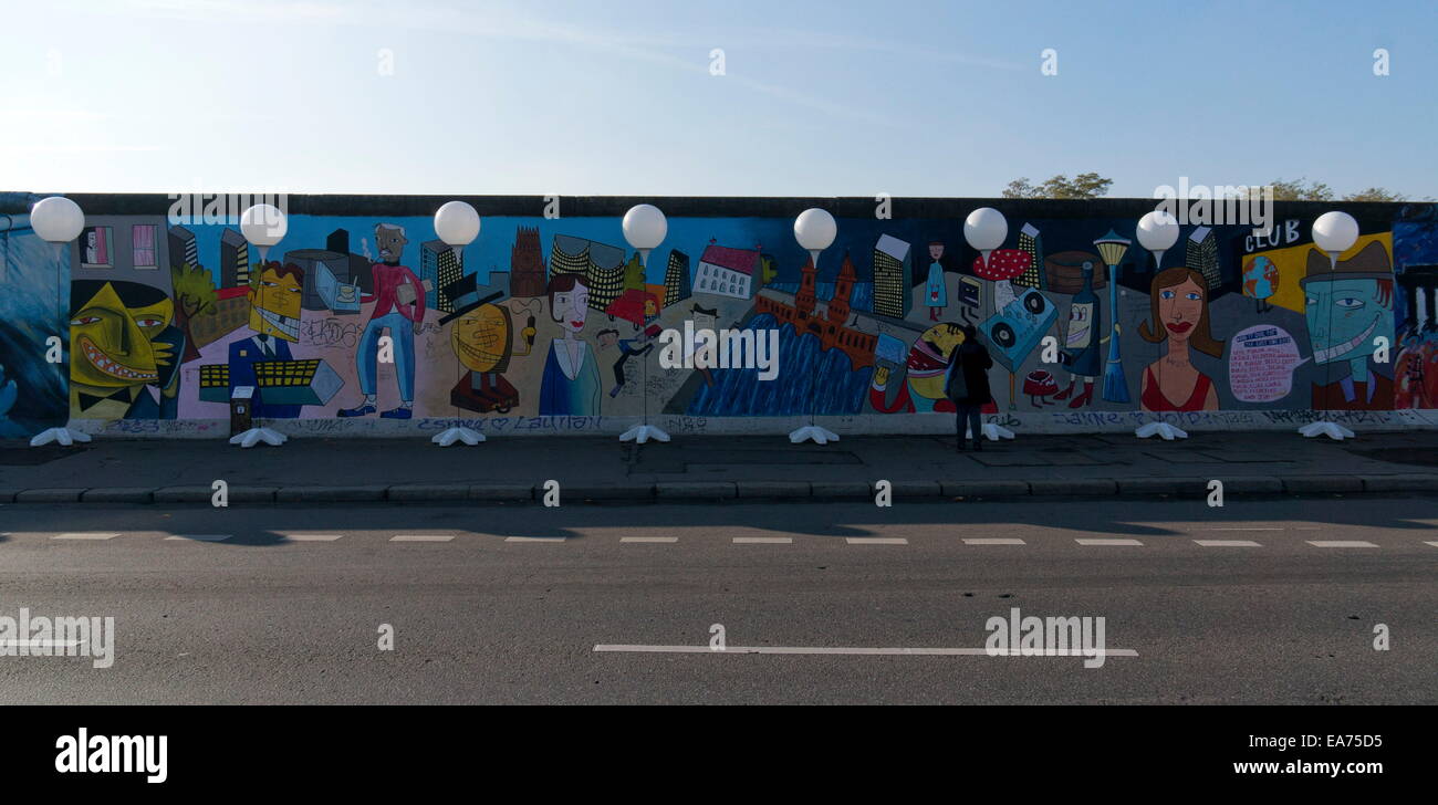 Berlin, Allemagne. Nov 7, 2014. La "lumière" de la frontière s'étend le long de la East Side Gallery, un espace d'art en plein air et le plus long tronçon restant du mur de Berlin. Pour le 25e anniversaire de la chute du Mur de Berlin, des milliers de ballons blanc retracer le chemin du mur de Berlin à 15.3km au coeur de la ville. L 'Lichtgrenze' ou 'Light' à la frontière est une installation temporaire et restera du 7 au 9 novembre. Au cours d'une cérémonie peu avant 7h, le 9 novembre, les ballons seront libérés dans le ciel nocturne. © Harald Franzen/ZUMA/Alamy Fil Live News Banque D'Images