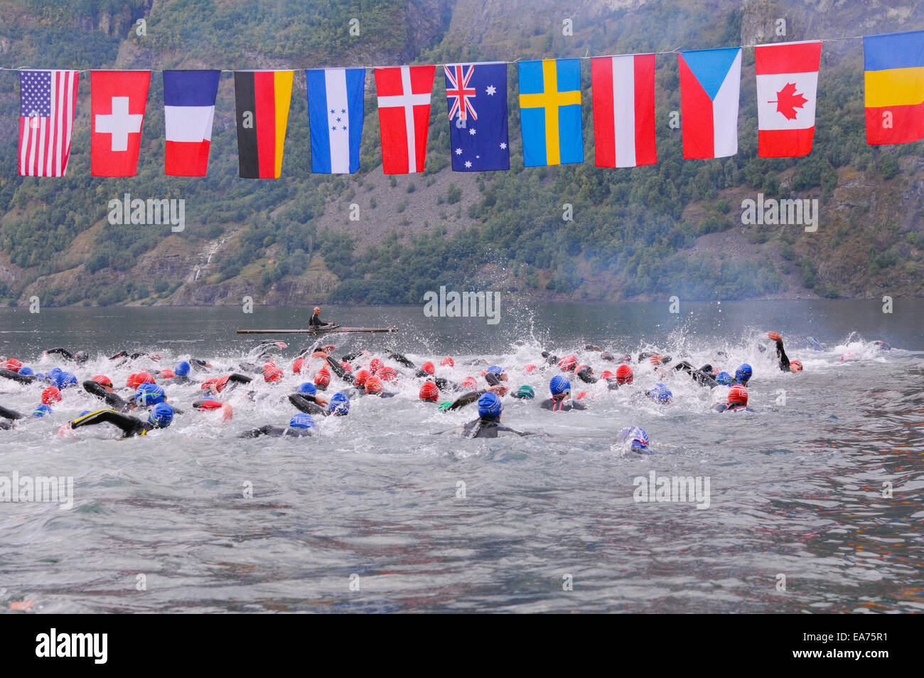 La jambe de natation dans le Sognefjorden démarre le Aurlandsfjellet Xtreme Triathlon 2014 Banque D'Images