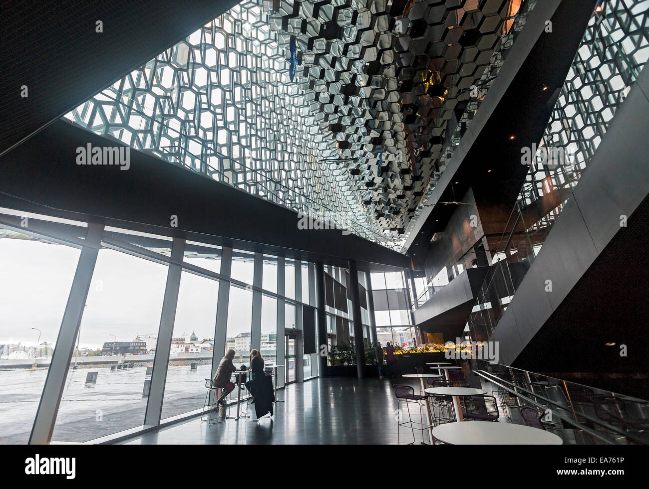 Les femmes ont un plateau à l'intérieur de Harpa, salle de concert et centre de conférence à Reykjavik, Islande. Banque D'Images