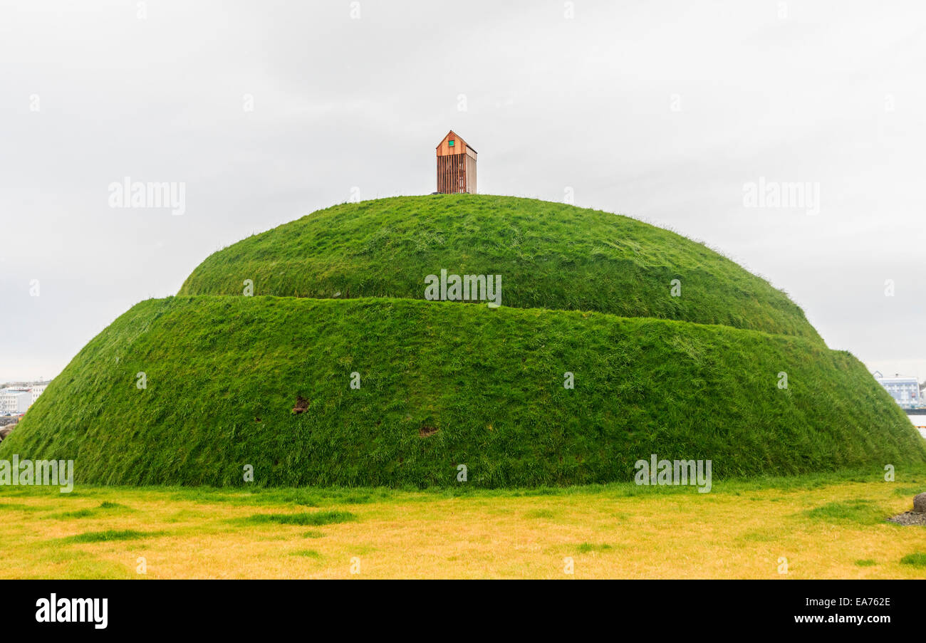 L'une des nombreuses sculptures du paysage autour de Reykjavik. Celui-ci a une petite maison sur le dessus avec le poisson accroché à sécher. Banque D'Images