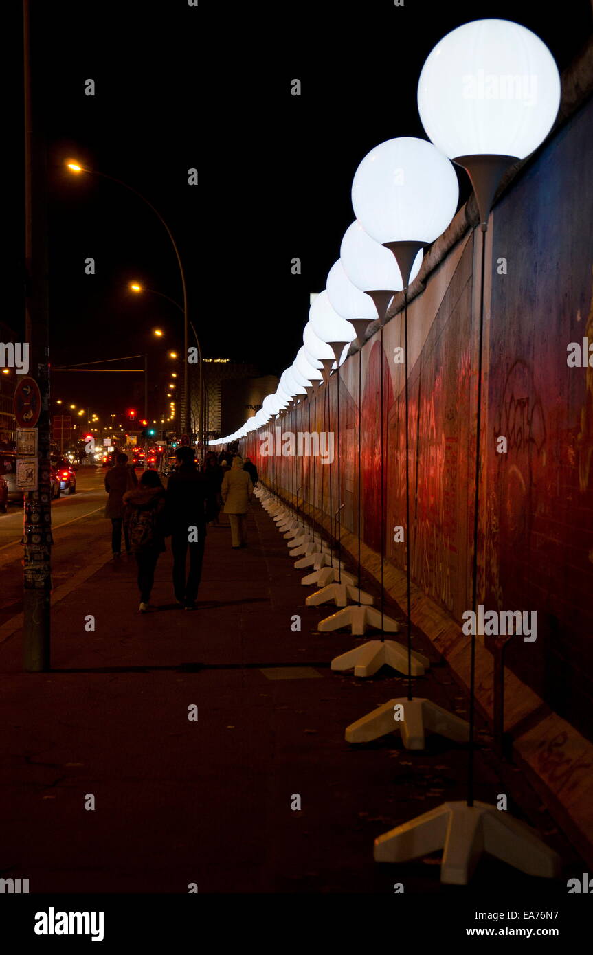 Berlin, Allemagne. Nov 7, 2014. "L'Light Border' s'étend le long de la East Side Gallery, un espace d'art en plein air et le plus long tronçon restant du mur de Berlin. Pour le 25e anniversaire de la chute du Mur de Berlin, des milliers de ballons blanc retracer le chemin du mur de Berlin à 15.3km au coeur de la ville. L 'Lichtgrenze' ou 'Light' à la frontière est une installation temporaire et restera du 7 au 9 novembre. Au cours d'une cérémonie peu avant 7h, le 9 novembre, les ballons seront libérés dans le ciel nocturne. © Harald Franzen/ZUMA/Alamy Fil Live News Banque D'Images
