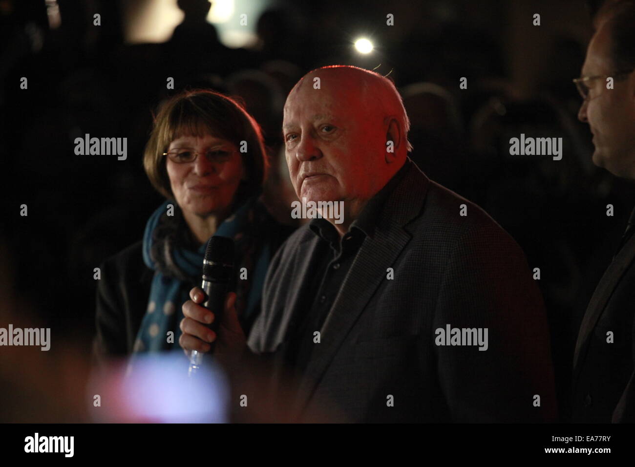 Berlin, Allemagne. Nov 7, 2014. Mikhaïl Gorbatchev, lors de la cérémonie d'ouverture d'une exposition baptisée "la boîte noire de la guerre froide" à l'ancien poste frontière de Checkpoint Charlie dans le cadre des célébrations du 25e anniversaire de la chute du Mur de Berlin. © Simone Kuhlmey/Pacific Press/Alamy Live News Banque D'Images
