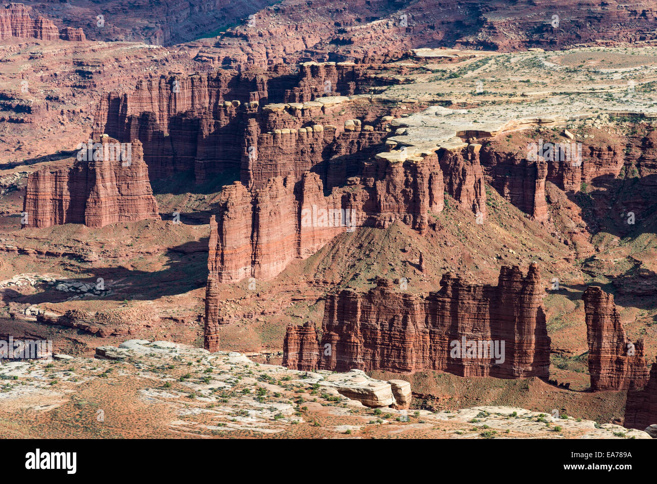 Les canyons de grès érodés de sur l'île dans le ciel. Le Canyonlands National Park, Utah, USA. Banque D'Images