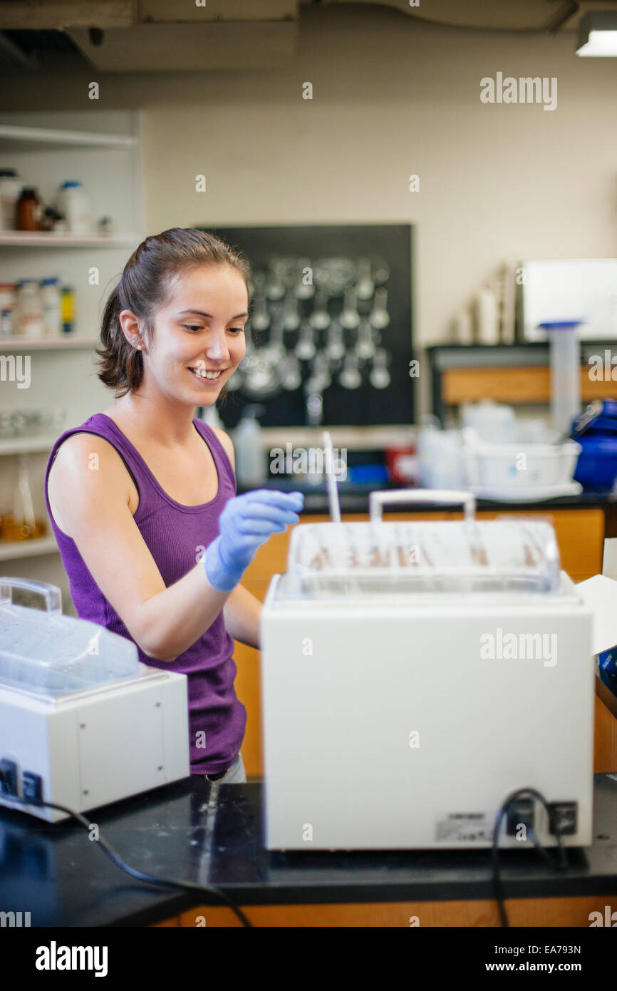 Portrait of smiling woman working in laboratory Banque D'Images