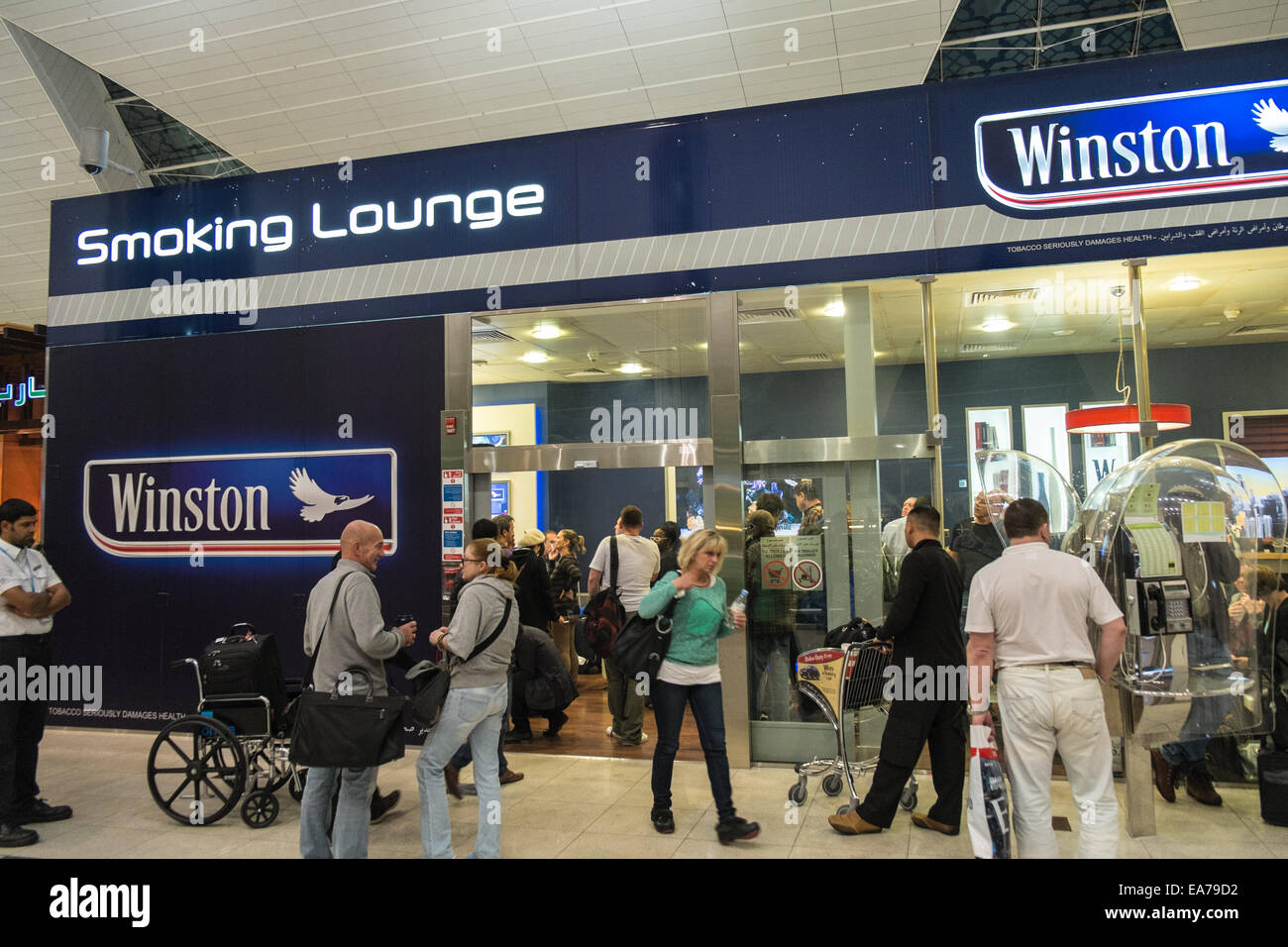 Intérieur de l'aérogare à l'Aéroport International de Dubaï, l'aéroport de Dubaï, Émirats arabes unis, U.A.E., au Moyen-Orient. Banque D'Images