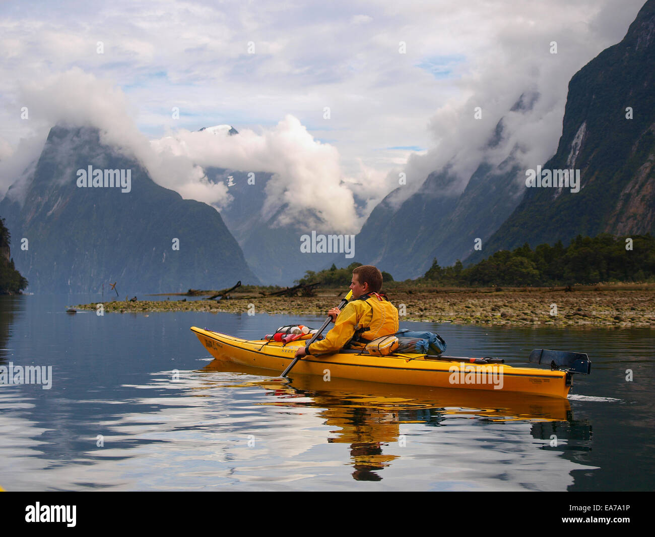 Kayak de mer dans la région de Milford Sound, Nouvelle Zélande Banque D'Images