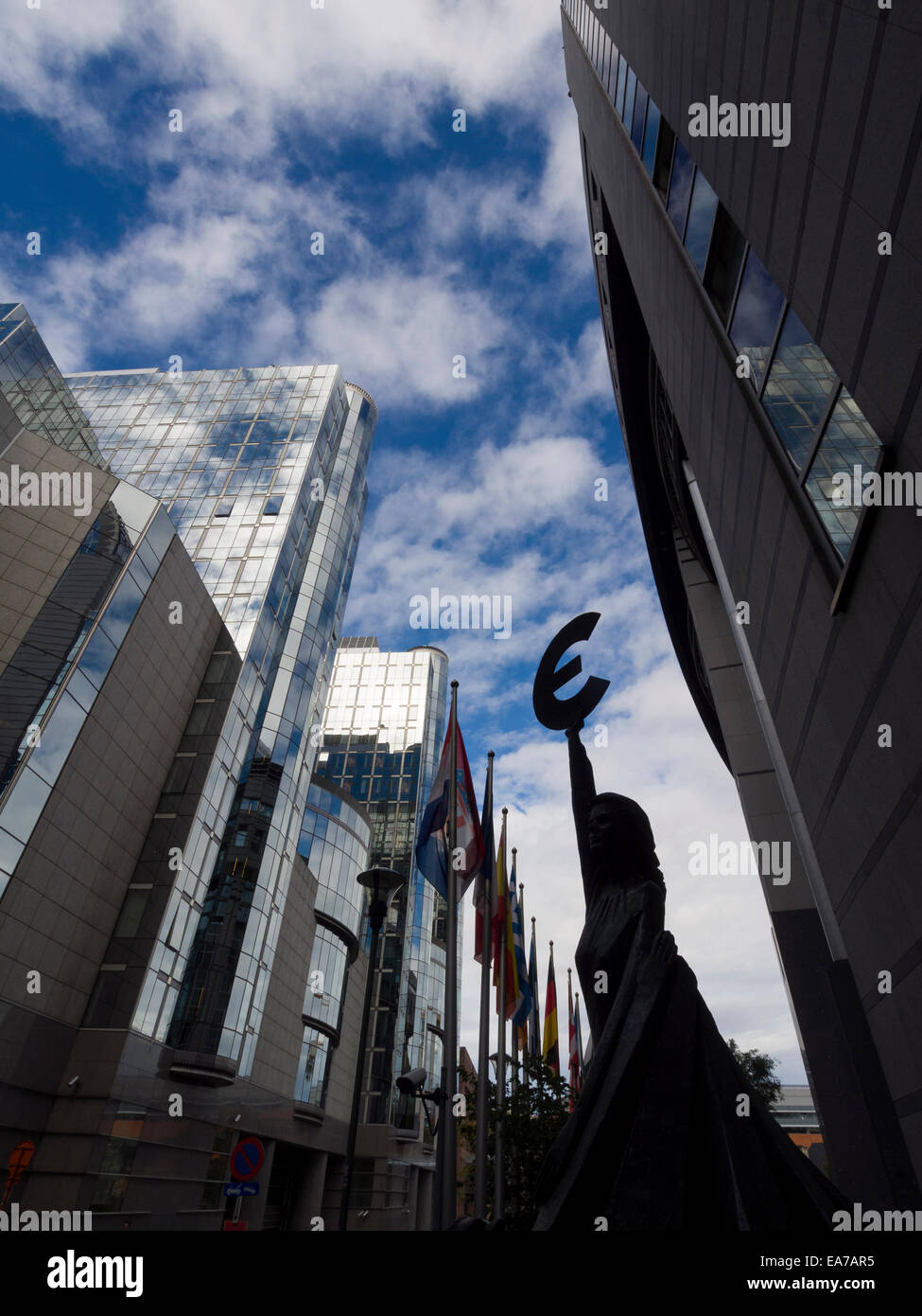 "L'Europe" statue de femme tenant le symbole de l'Euro à côté de l'Union Européenne Parlement Européen à Bruxelles, Belgique, Europe Banque D'Images