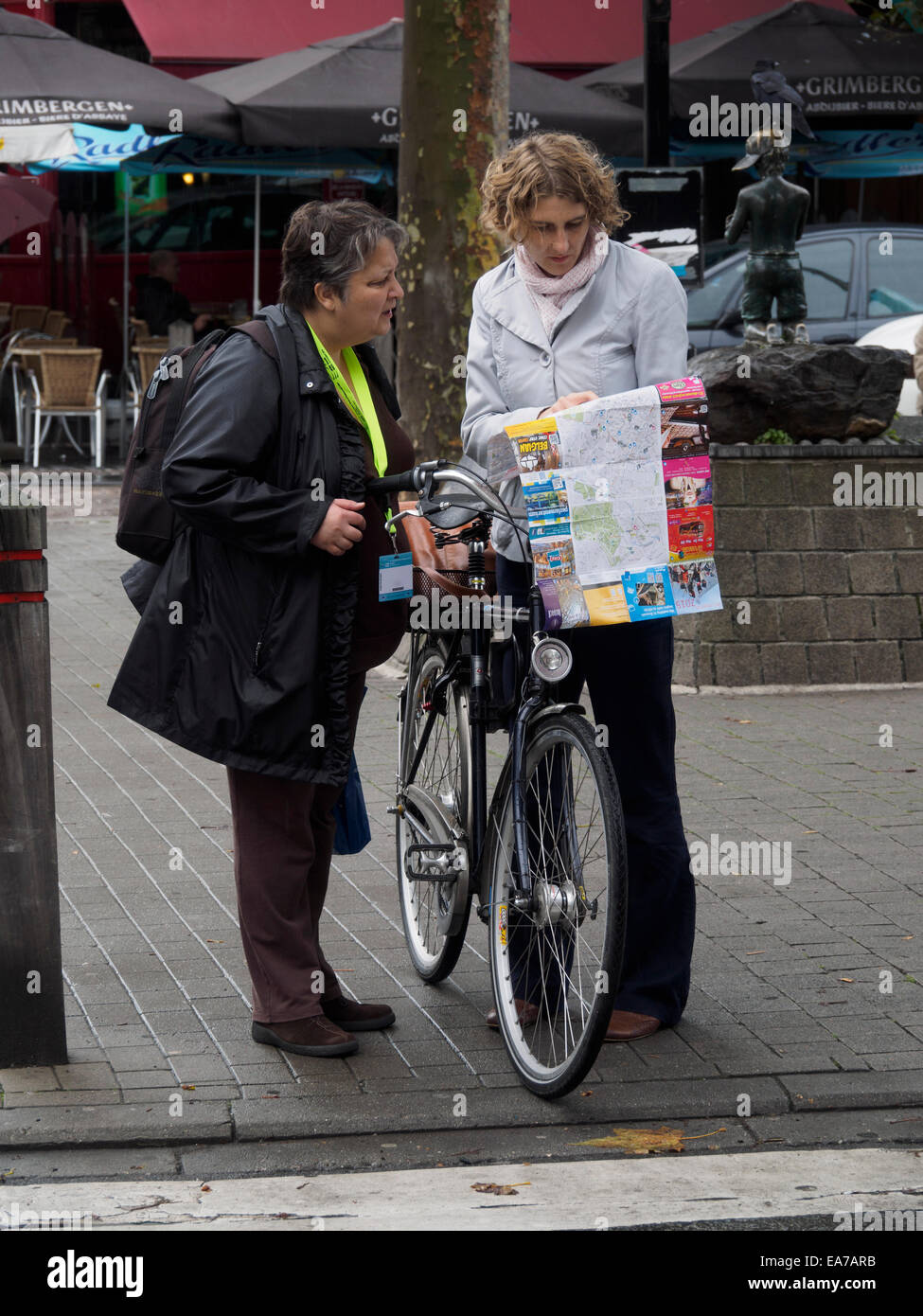 Les touristes détenteurs d'une carte et de demander des directions dans les rues de Bruxelles, Belgique, Europe Banque D'Images