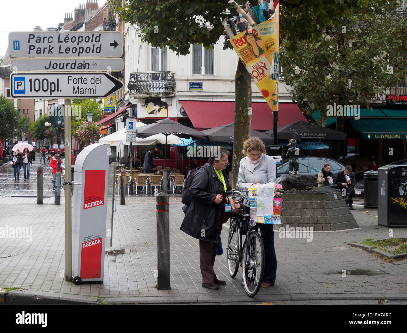 Les touristes détenteurs d'une carte et de demander des directions dans les rues de Bruxelles, Belgique, Europe Banque D'Images