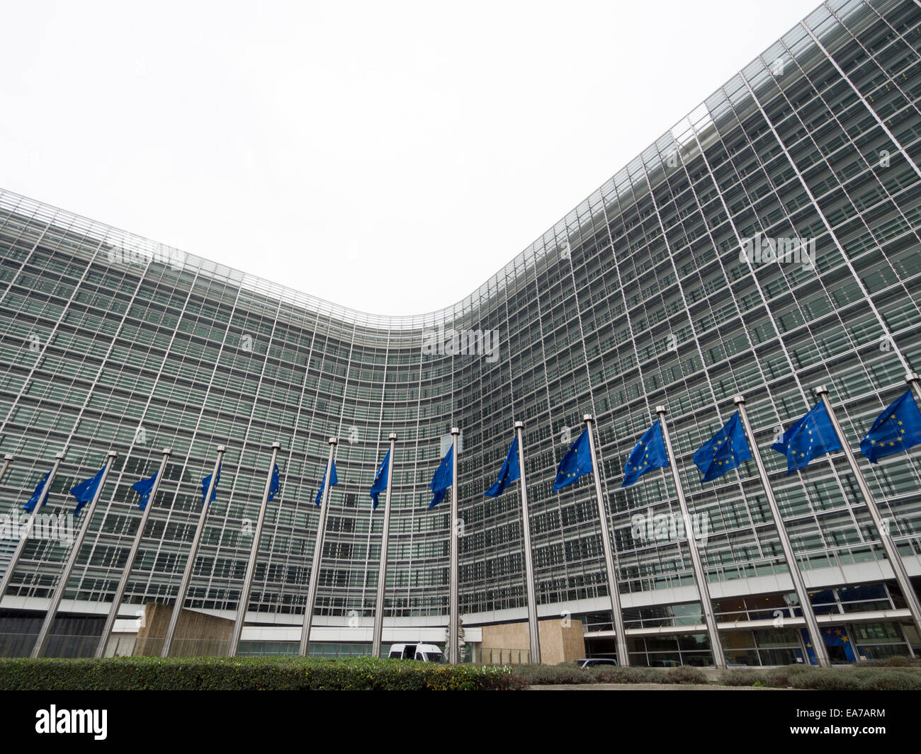 Drapeaux de l'Union européenne devant le bâtiment du Berlaymont, siège de la Commission européenne à Bruxelles, Belgique, Europe Banque D'Images