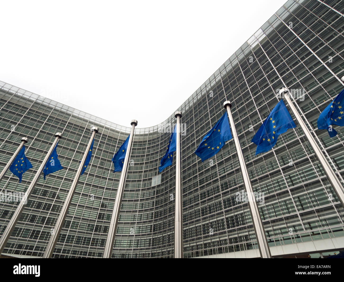 Drapeaux de l'Union européenne devant le bâtiment du Berlaymont, siège de la Commission européenne à Bruxelles, Belgique, Europe Banque D'Images