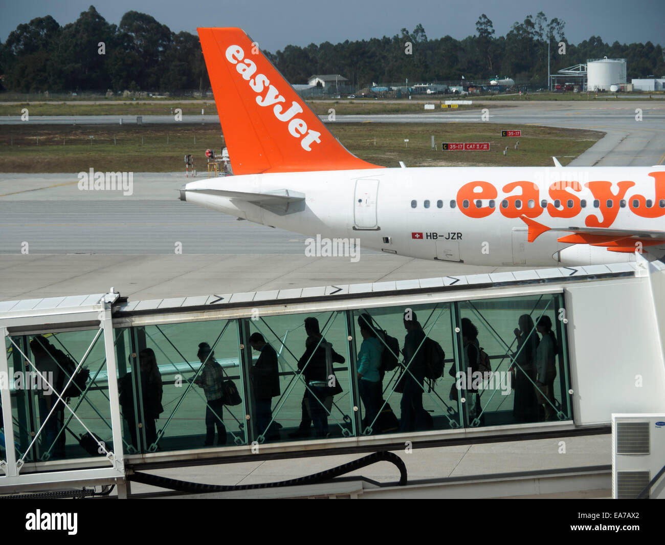 Les passagers d'avion easyJet à côté sur une piste de l'aéroport Banque D'Images
