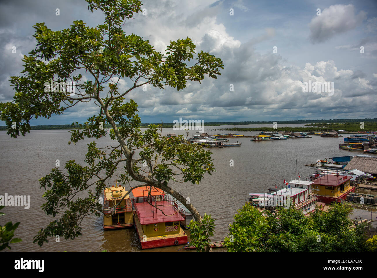 Rivière Itaya Iquitos, avec 'Mercado port de los Productores' à l'embouchure de l'Amazone à Iquitos, Pérou Banque D'Images