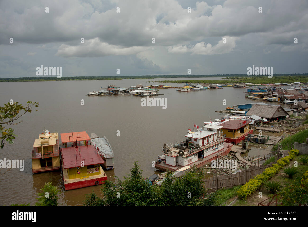 'Mercado Port de los Productores' sur l'Itaya, à l'embouchure de rejoindre le fleuve Amazone, Iquitos, Pérou Banque D'Images