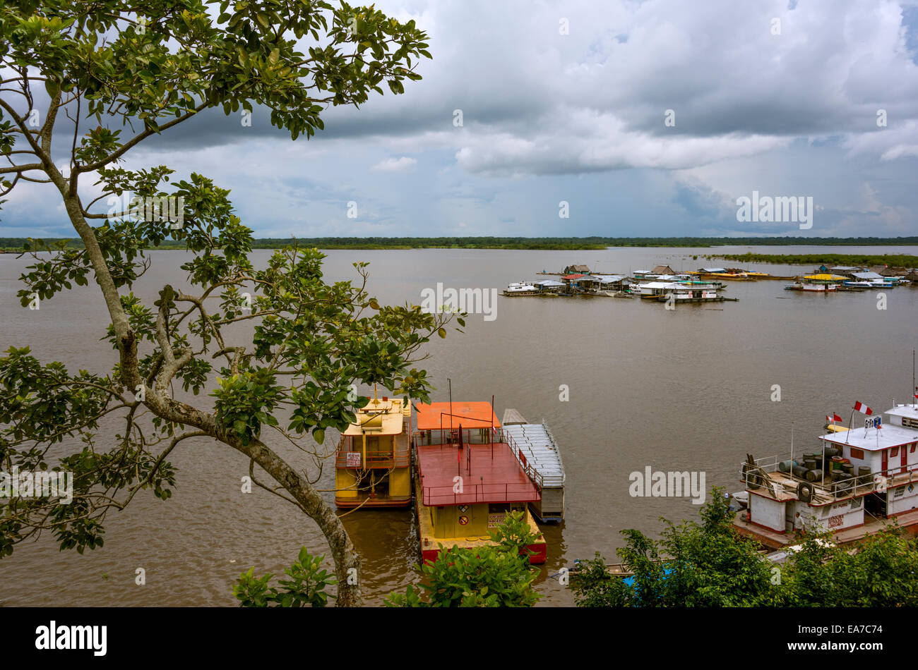'Mercado Port de los Productores' sur l'Itaya, à l'embouchure de rejoindre le fleuve Amazone, Iquitos, Pérou Banque D'Images