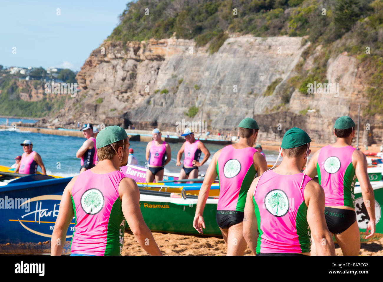 Sydney, Australie. Nov 8, 2014. La concurrence entre les courses d'été surfboat surfclubs situé sur les plages du nord de Sydney commence à Bilgola Beach. L'Australie Crédit : martin berry/Alamy Live News Banque D'Images