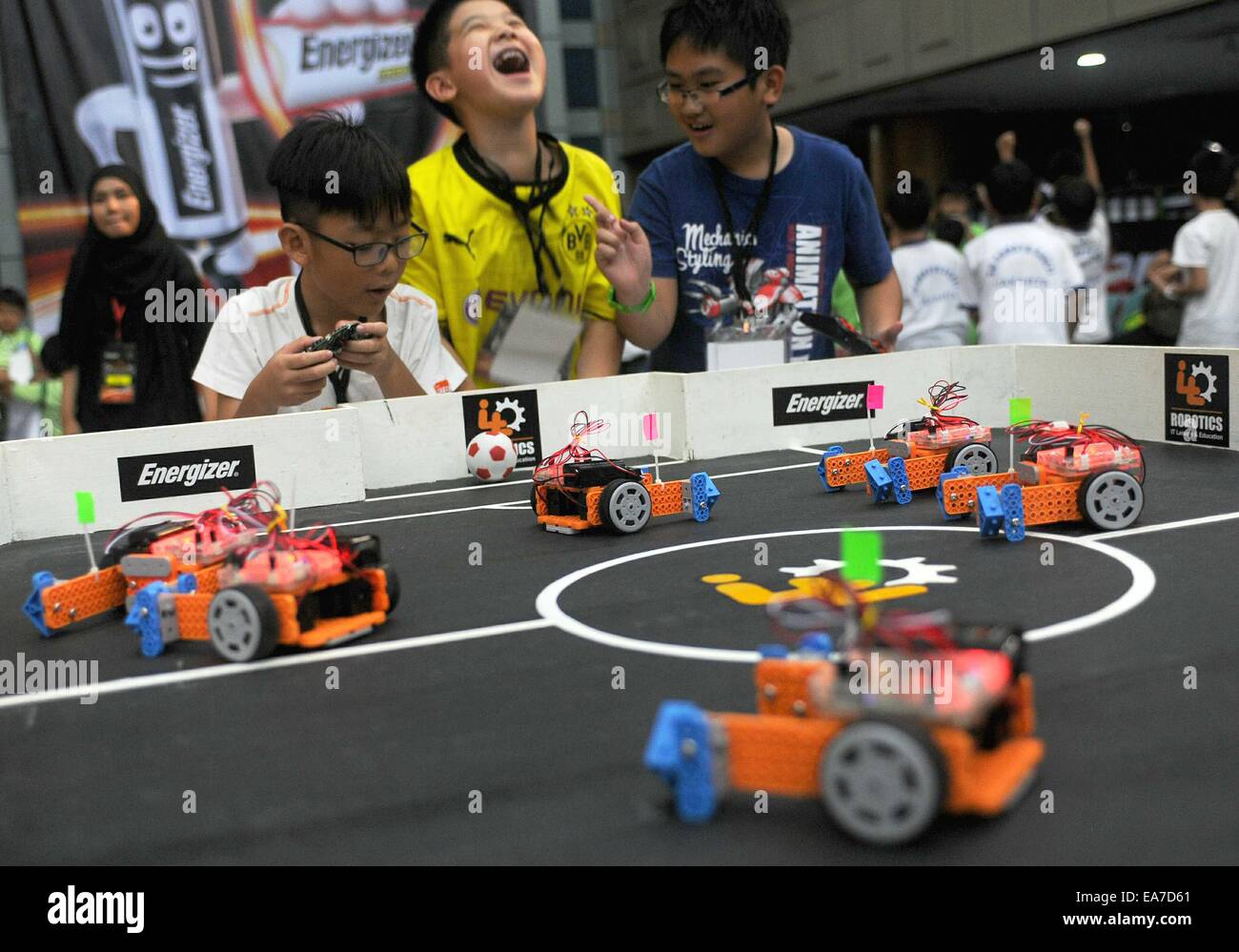 Jakarta, Indonésie. Nov 8, 2014. Les enfants participent à un concours de robotique à la Masters Cup Robo Indo à Jakarta, Indonésie, Novembre 8, 2014. Le concours de robotique qui a eu lieu du 8 novembre au 9 encourage la créativité et l'imagination pour les amateurs de robotique. Ti'Kuncahya Crédit : B./Xinhua/Alamy Live News Banque D'Images