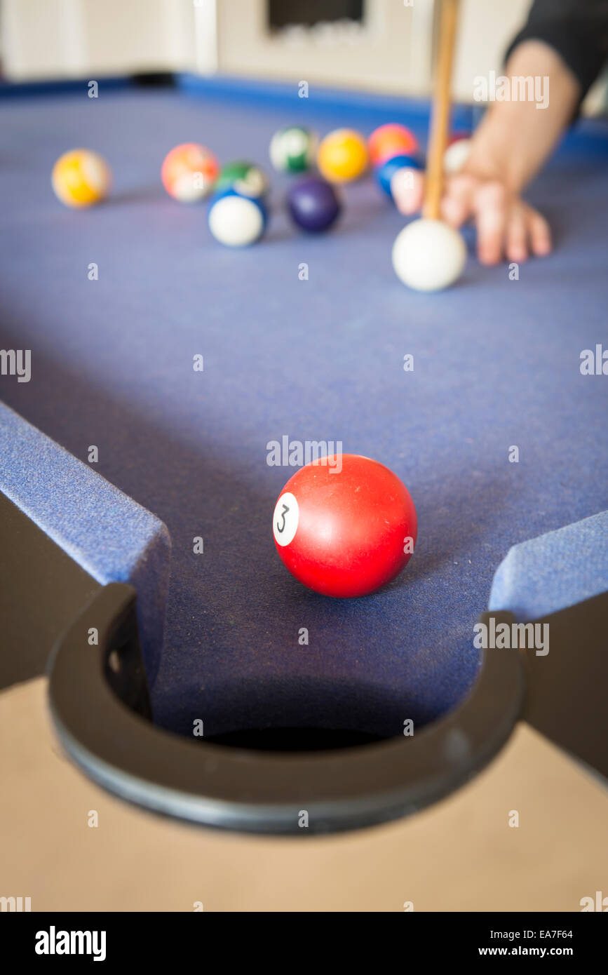 Jouer au billard sur une table de billard avec des boules de billard Banque D'Images