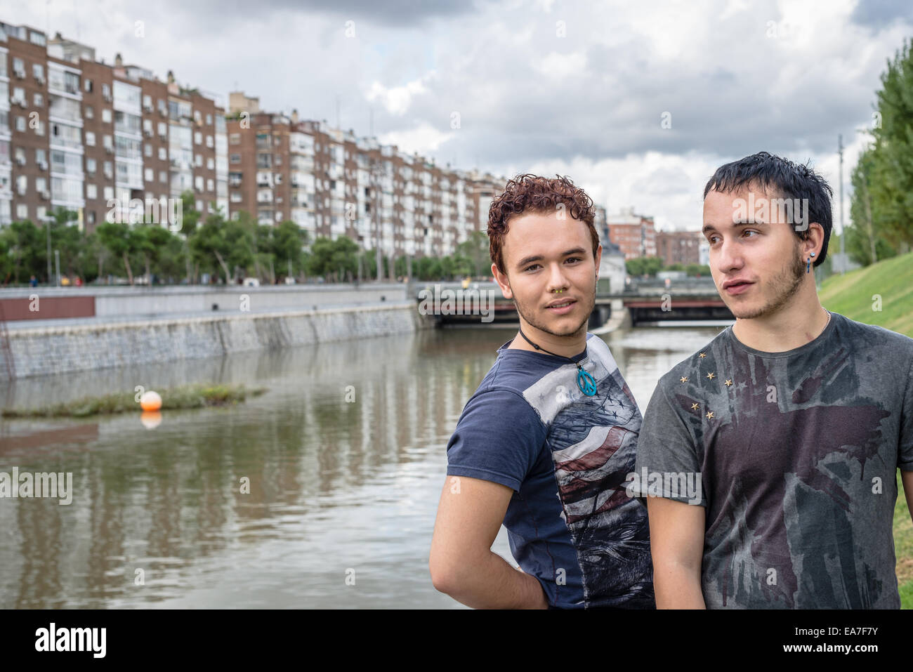 Loving couple gay dans outsite Banque D'Images