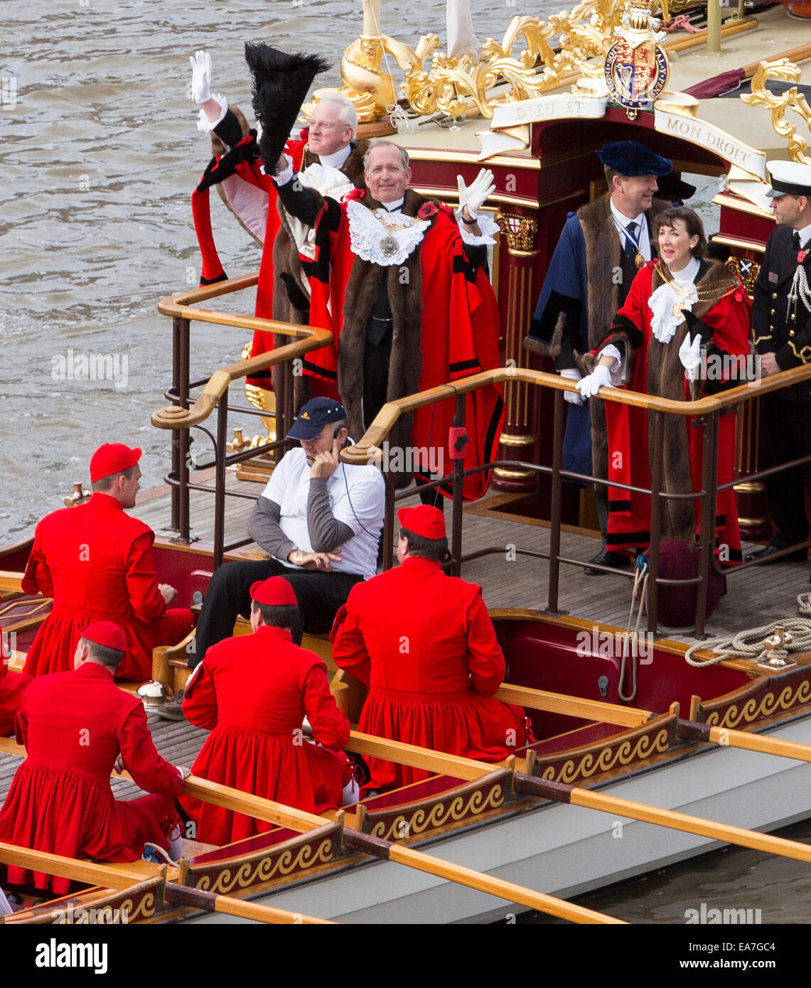 Londres, Royaume-Uni. Nov 8, 2014. Alan millefeuille, le 687e maire de la ville de Londres, en commençant sa journée par le river pageant, un voyage sur la tamise de partir près de Westminster Bridge et voyager en amont pour passer à travers le Tower Bridge. Credit : Cecilia Colussi/Alamy Live News Banque D'Images