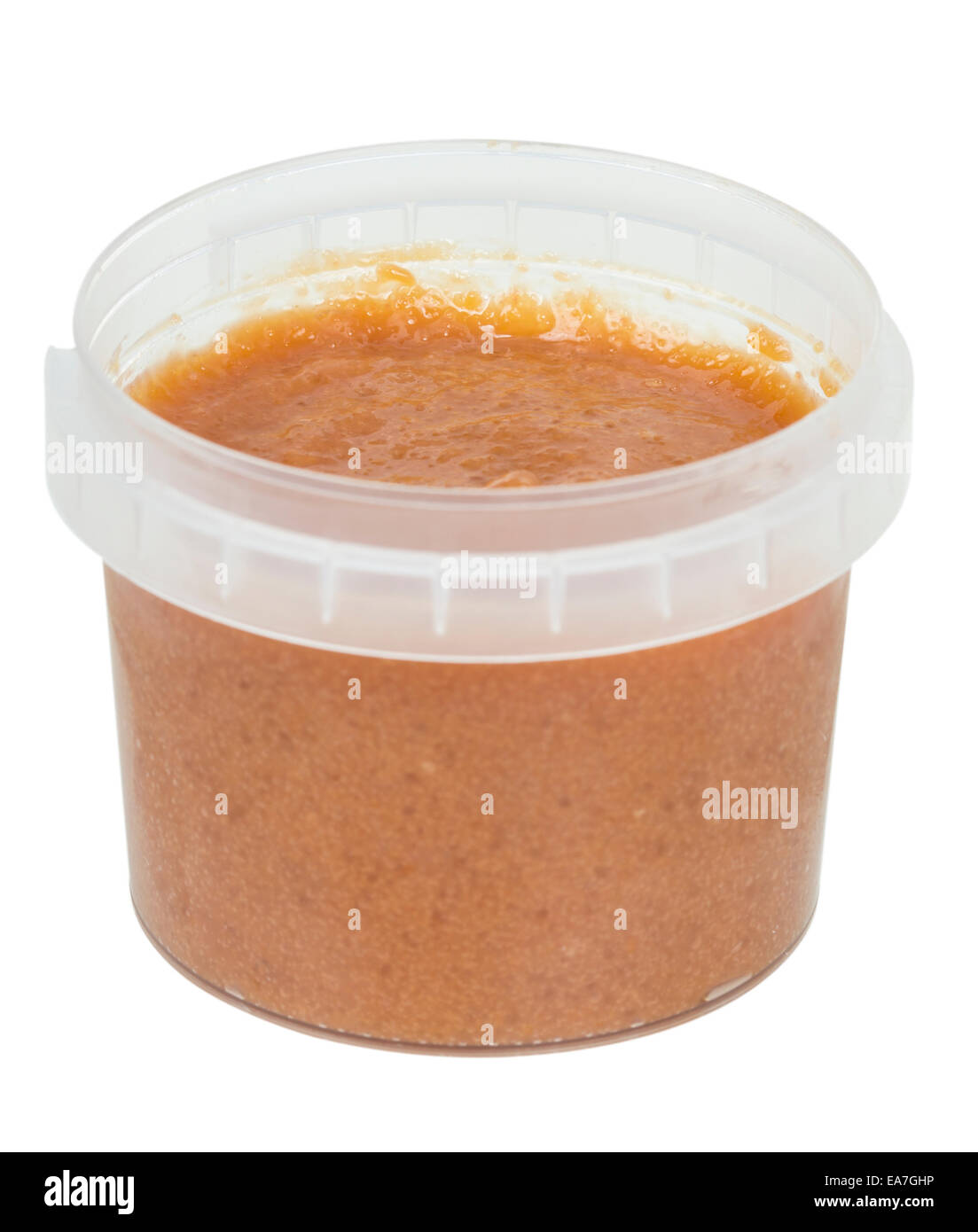 Les oeufs de poisson dans le récipient en plastique isolé sur fond blanc avec clipping path Banque D'Images