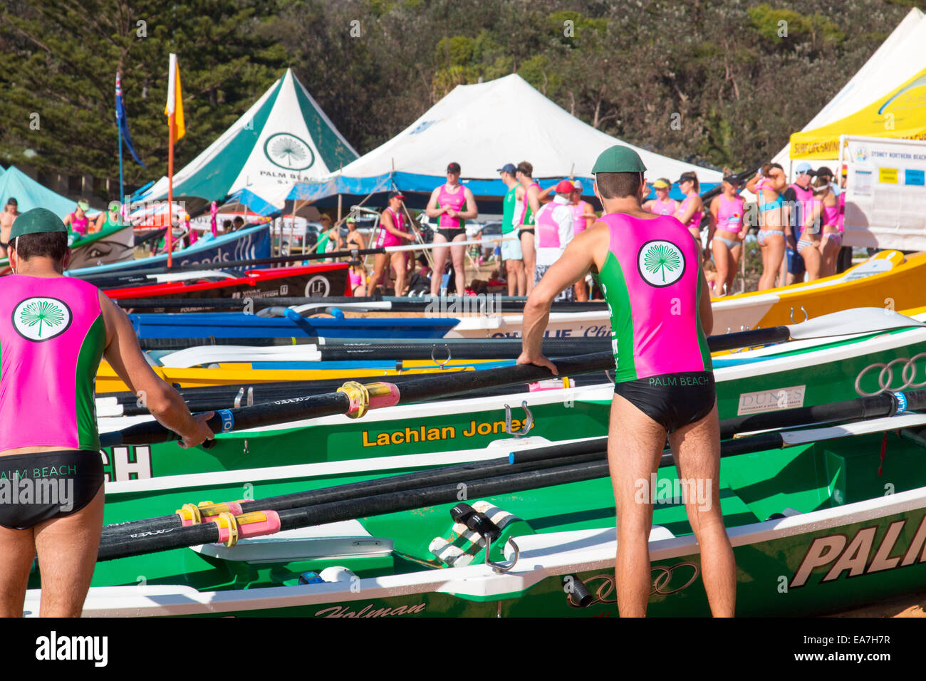 Sur bilgola beach sydney le 14/15 surf club surf les courses de bateau de sauvetage pour commencer la saison estivale,Sydney, Australie Banque D'Images