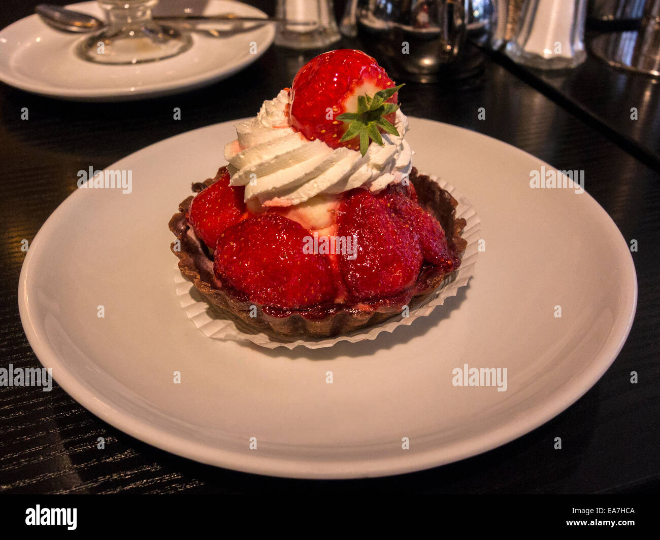 Gourmandise fraise, une pâtisserie remplie de fraises fraîches et de crème. Tous les amateurs de gâteau de rêve. Banque D'Images