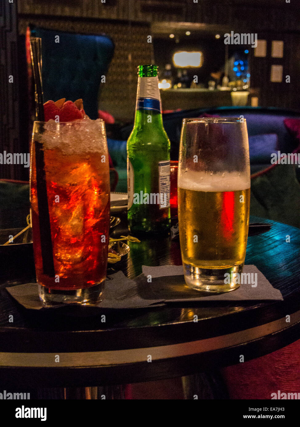 Des cocktails en soirée, Close up d'un Cocktail marocain rempli de glace concassée et garni de framboises rempli d'amandes. Banque D'Images