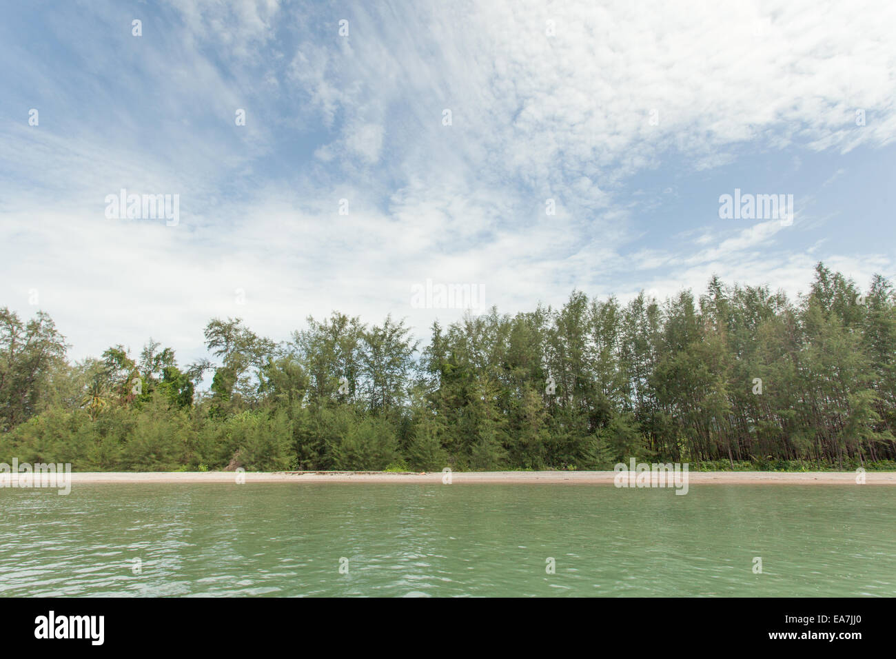 Bateau longue queue traditionnel Thaï île thaïlandaise avec en arrière-plan Banque D'Images