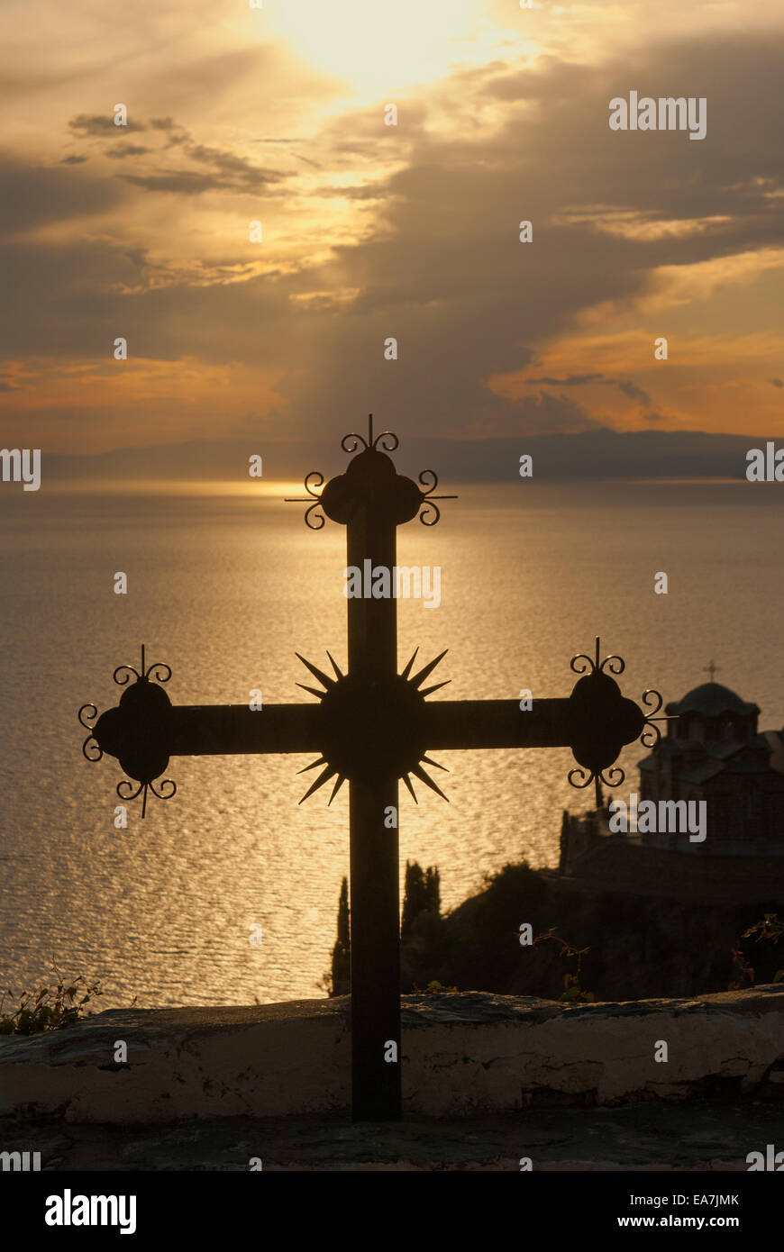 Cross au coucher du soleil sur le mont Athos, la Grèce Banque D'Images