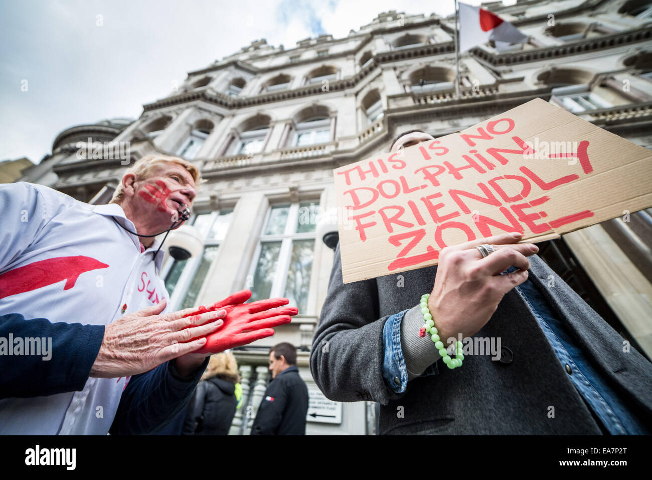 Londres, Royaume-Uni. Nov 7, 2014. Protestation contre l'abattage des Dauphins de Taiji à l'extérieur de l'ambassade du Japon Crédit : Guy Josse/Alamy Live News Banque D'Images