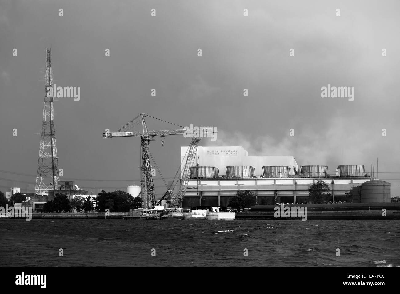 La centrale électrique sur la rivière, Thaïlande Banque D'Images