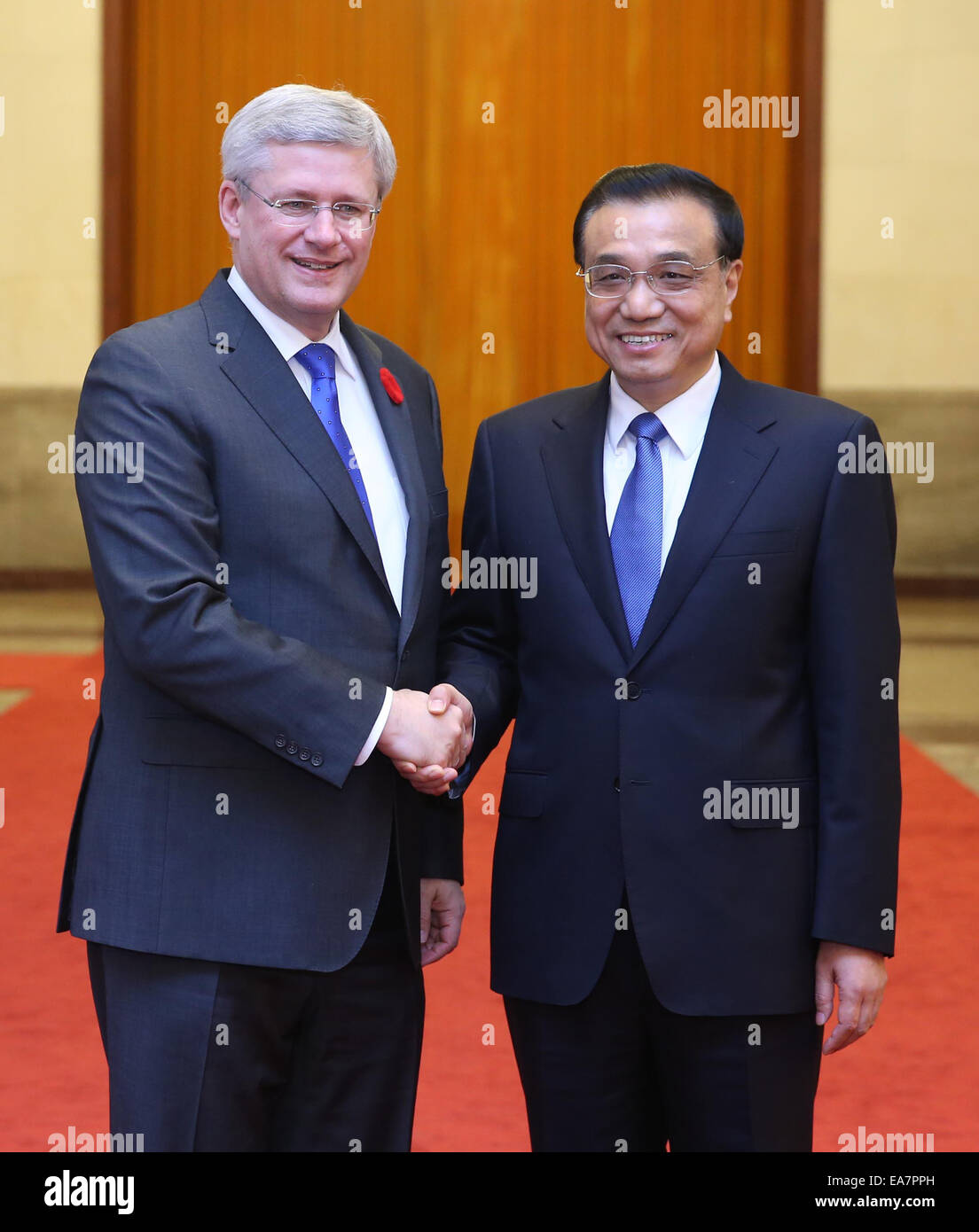 Beijing, Chine. Nov 8, 2014. Le Premier ministre chinois Li Keqiang (R) s'entretient avec le premier ministre canadien Stephen Harper à Beijing, capitale de Chine, le 8 novembre 2014. Credit : Yao Dawei/Xinhua/Alamy Live News Banque D'Images