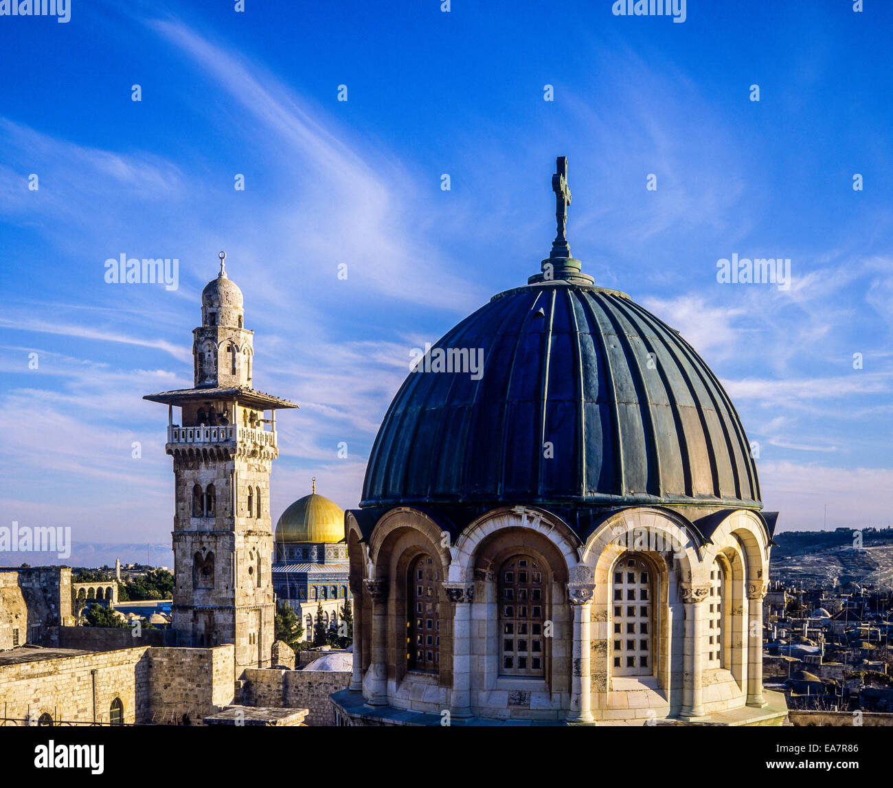Le dôme de la basilique de l'Ecce Homo avec Bab Al-Ghawanima minaret et Dôme du Rocher Jérusalem Israël Banque D'Images